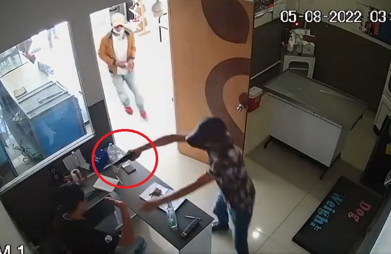 VIDEO A punta de pistola, trío asalta un consultorio en Cuautlancingo