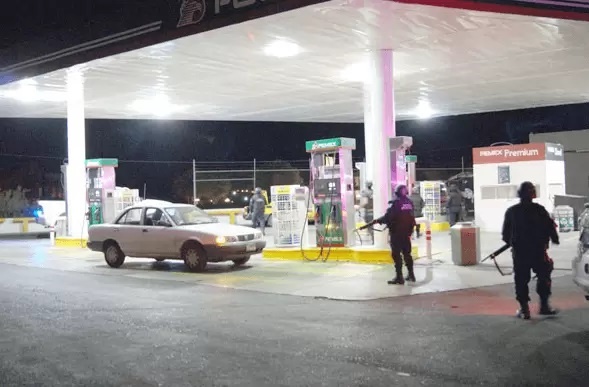 Ladrón asalta gasolinera en Izúcar y al huir deja su moto; después regresa por ella