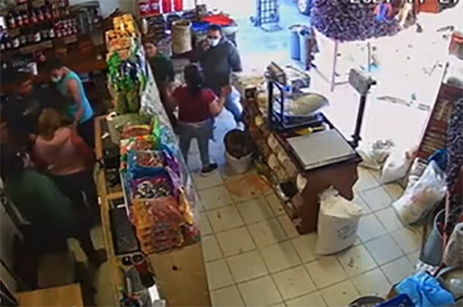 VIDEO Encañonan y roban a clientes en la Central de Abasto de Puebla