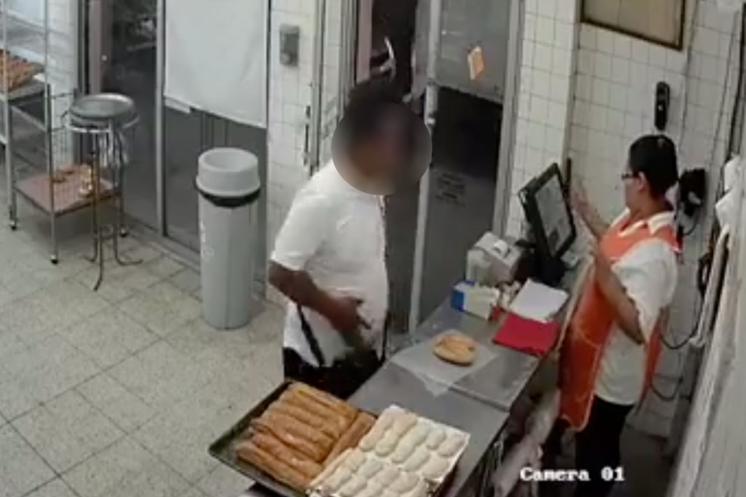 VIDEO Asalta panadería y regresa por el pan que se le olvidó