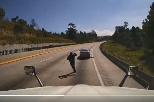 Asalto y secuestro en la México-Puebla: captado en cámara un tráiler