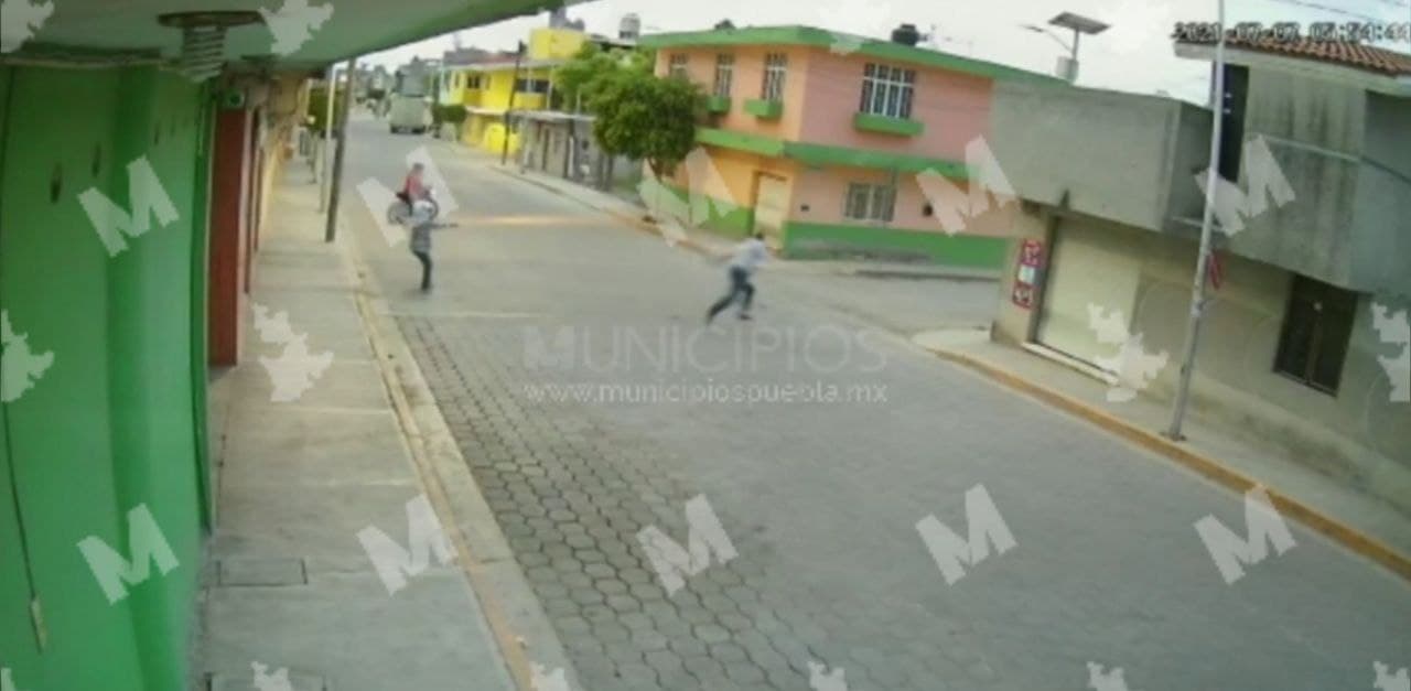 VIDEO Alertan en Tehuacán sobre asaltos por sujetos en motocicletas 