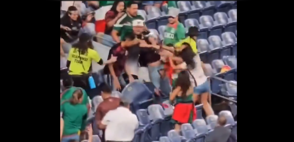 VIDEO Captan pela en las gradas durante el México-Jamaica