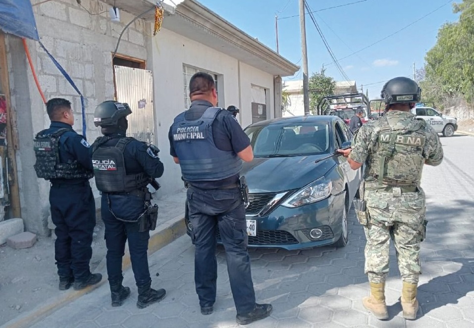 Policías frustran el robo de un vehículo sedán en Tecamachalco 