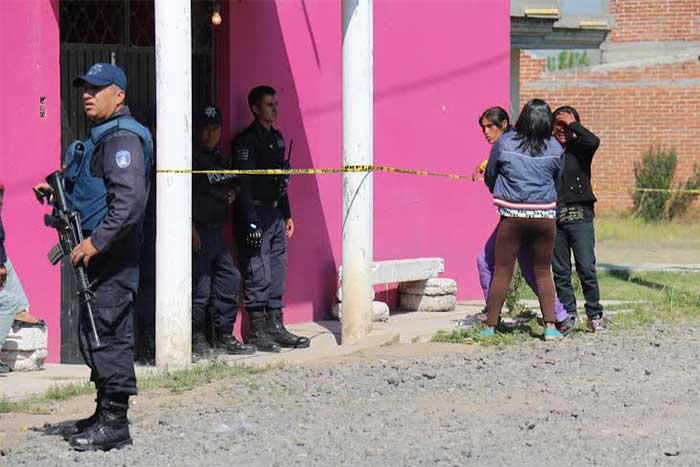 Comando asesina a mujer y plagia a hombre en Coronango