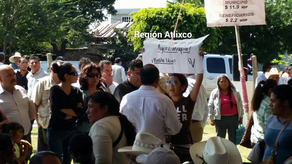 Gritan asesino al gobernador de Puebla en eventos públicos