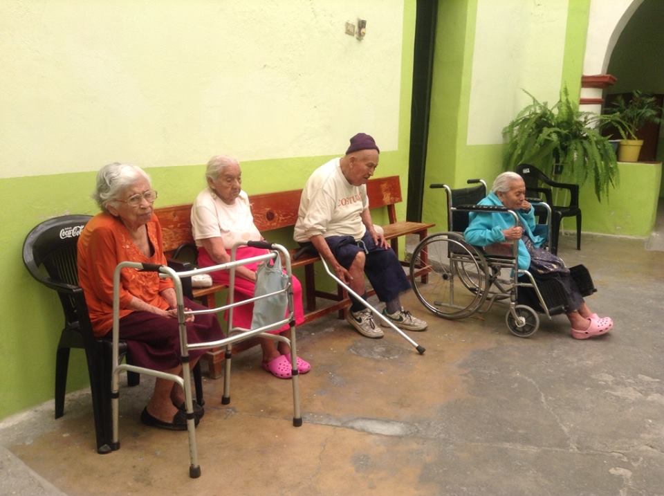 Piden apoyo para el entierro de ancianitos en Izúcar