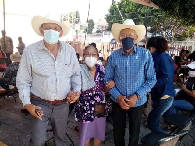 Se vacuna contra Covid aspirante a presidente municipal de Chietla