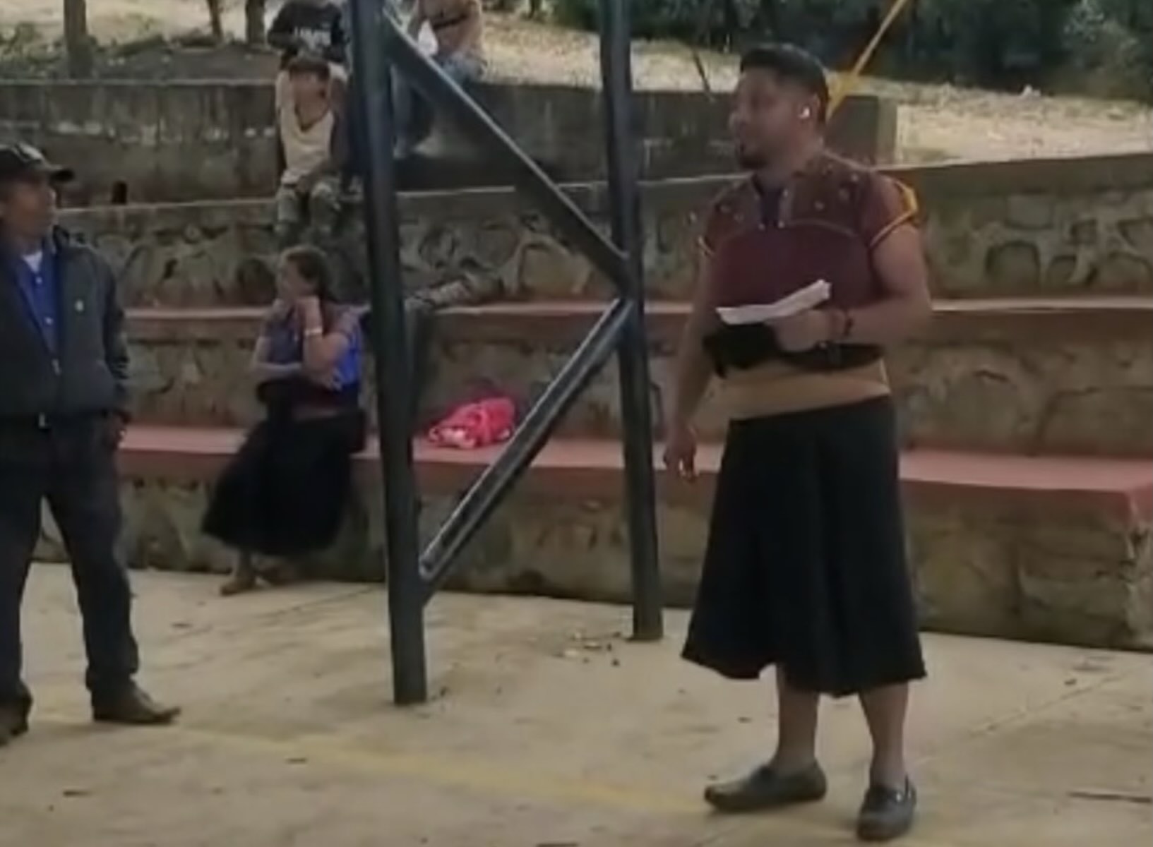 Atan y visten de mujer a alcalde por incumplir obra en Chiapas