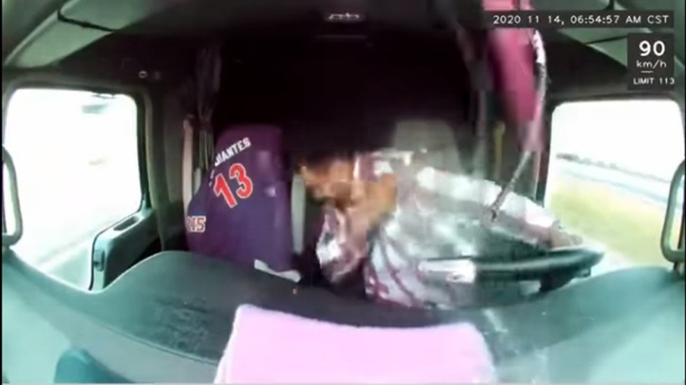VIDEO Trailero esquiva disparos sobre la Querétaro-Irapuato