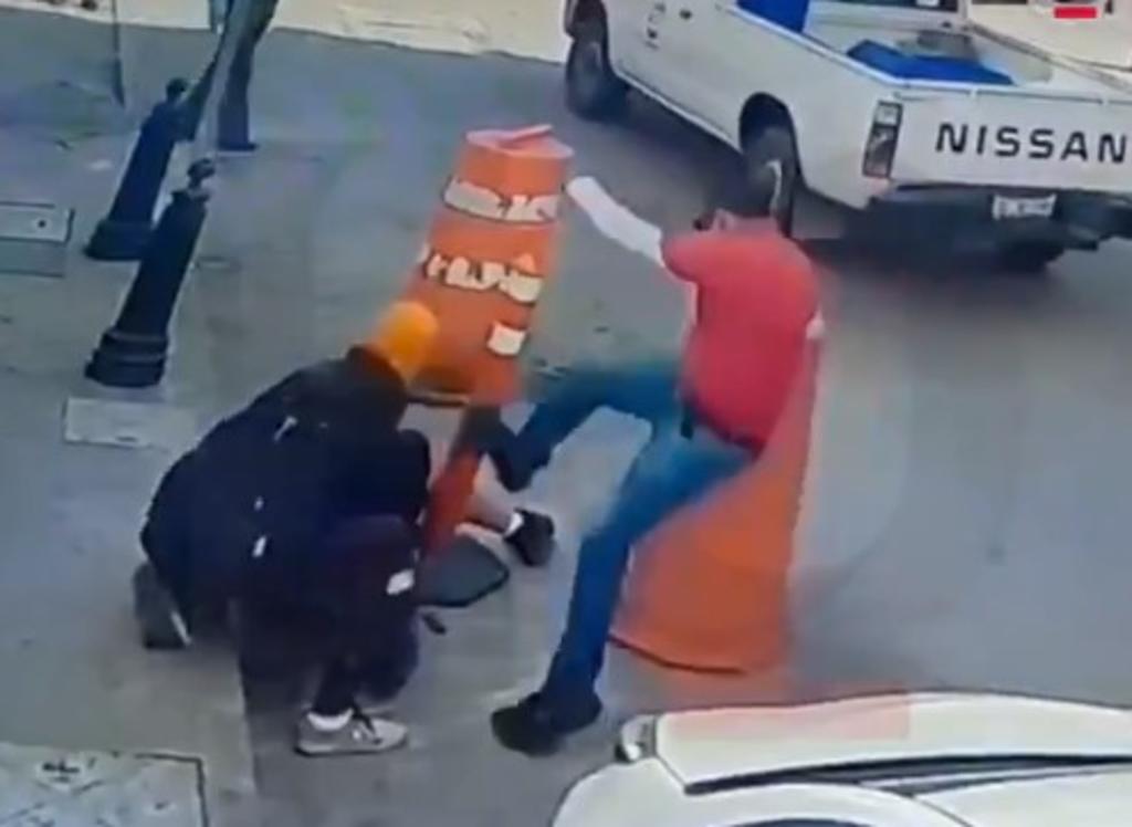VIDEO Atacan por la espalda a mujer policía y su compañero huye