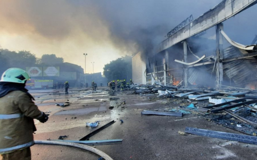 18 muertos y 40 personas heridas por ataque ruso a un centro comercial 
