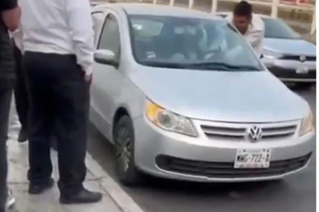 Taxistas agreden a automovilista en la CAPU al confundirlo con chofer de app