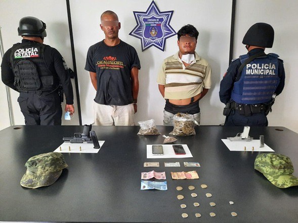 Los detienen con armas, droga y gorras militares en Atlixco