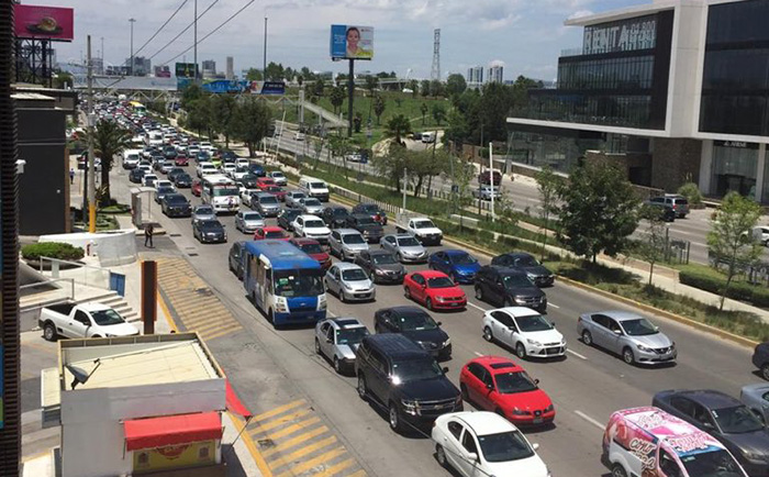 Genera caos vial bloqueo de la Vía Atlixcáyotl