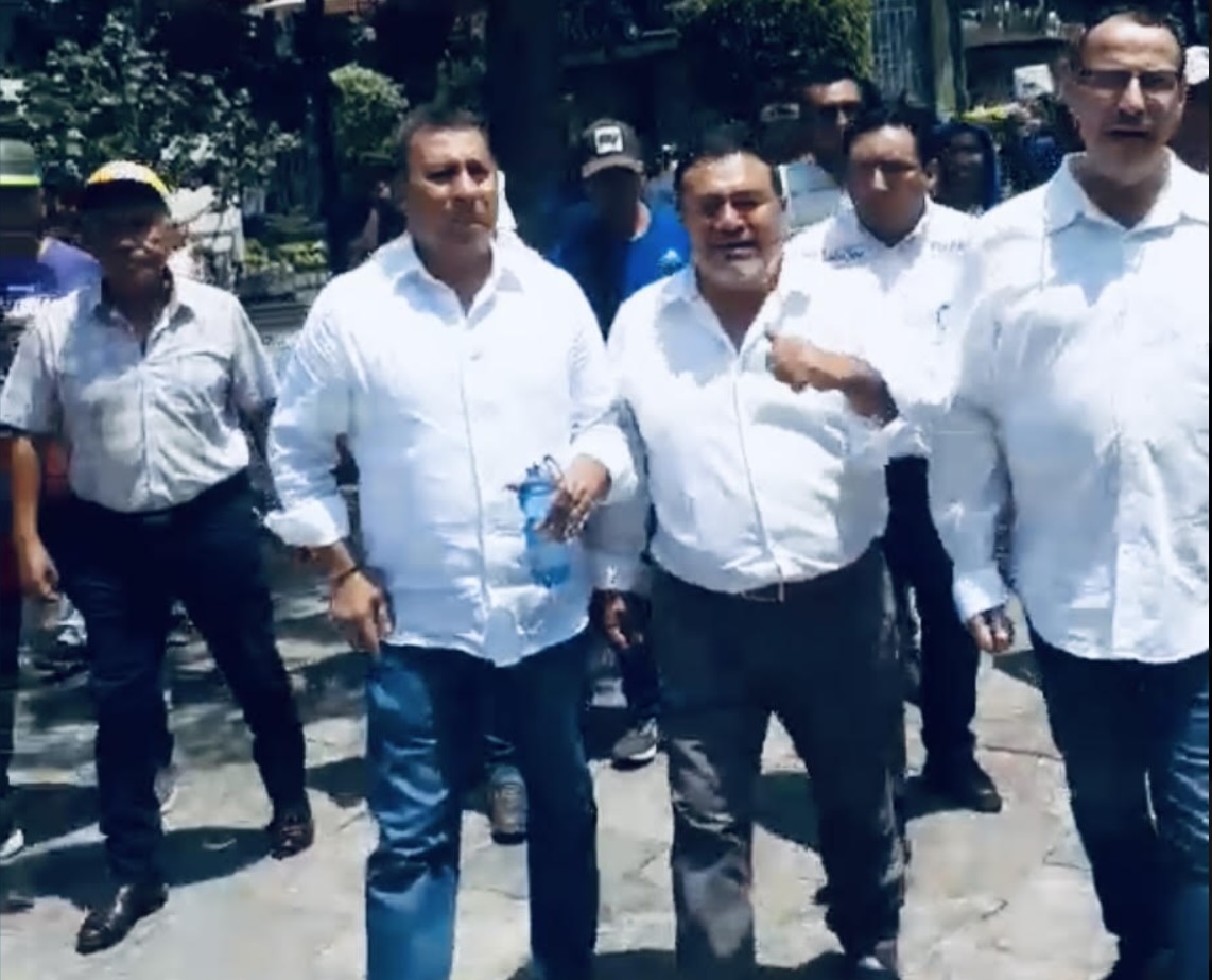 Atlixco: aspirantes perdedores protestan frente a Palacio Municipal y el INE