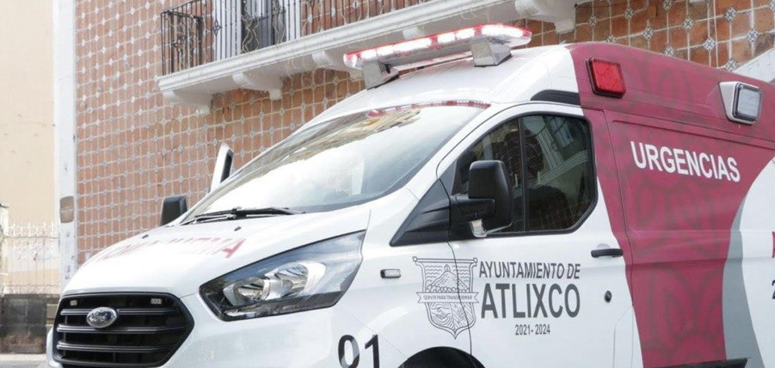 Madre e hijo atlixquenses son alcanzados por camioneta
