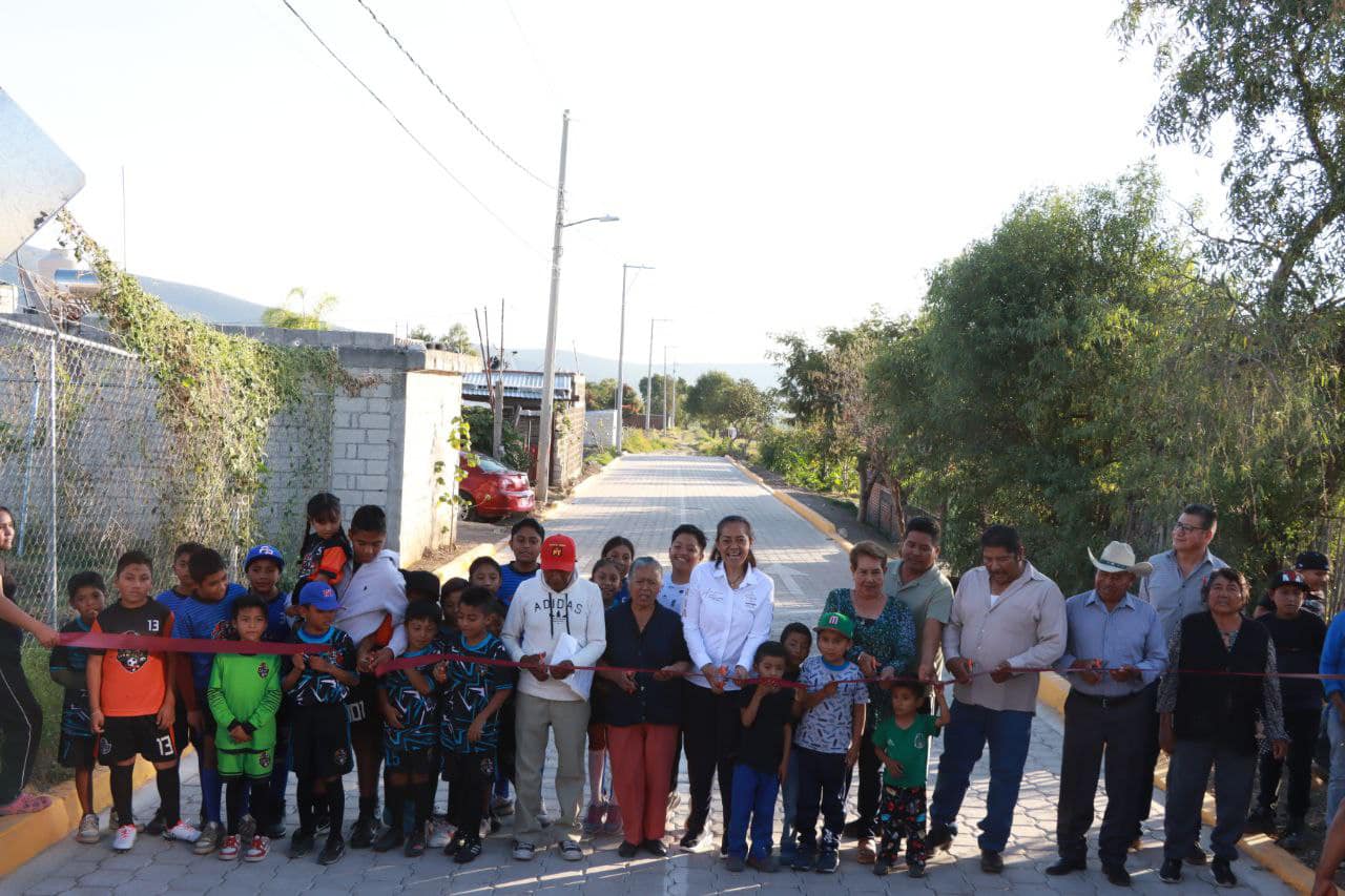 Ariadna Ayala inaugura pavimentación de calles para productores