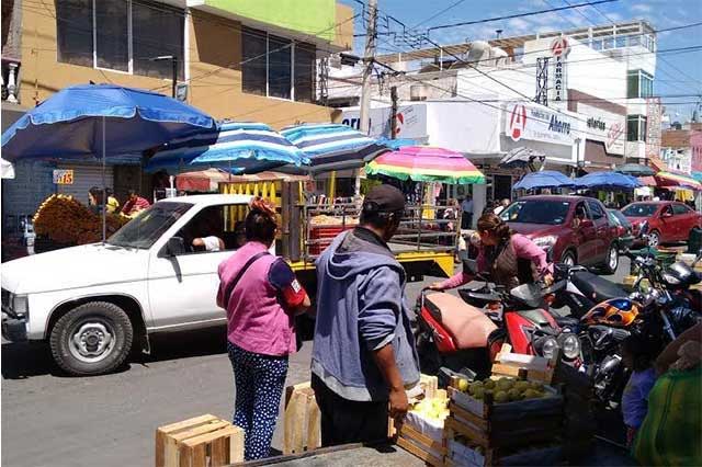 Calles de Atlixco son invadidas por vendedores ambulantes de otros municipios