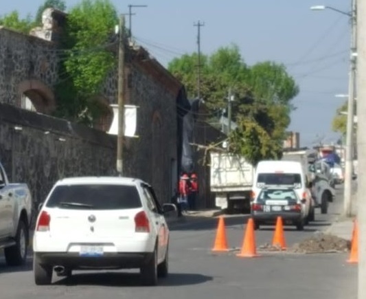 Atlixquenses acusan que Walmart tumbó una docena de árboles