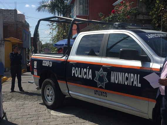 De película, salta del auto para evadir a la policía de Atlixco