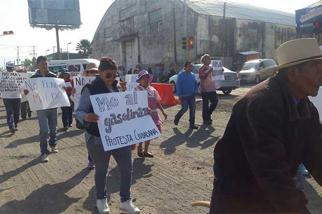 Marchan pacíficamente en Atlixco contra el gasolinazo