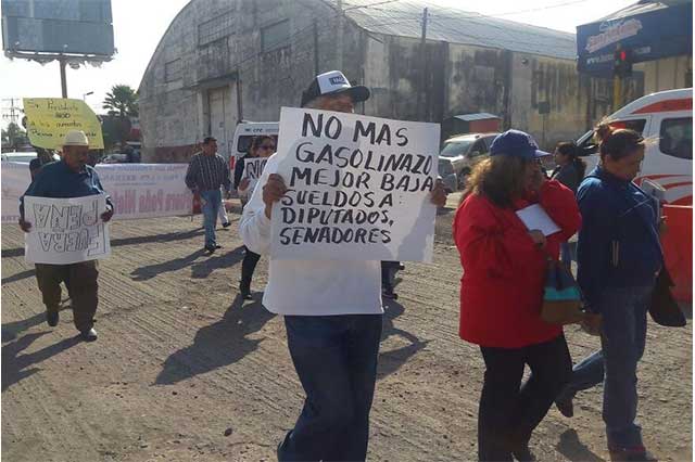 Marchan pacíficamente en Atlixco contra el gasolinazo