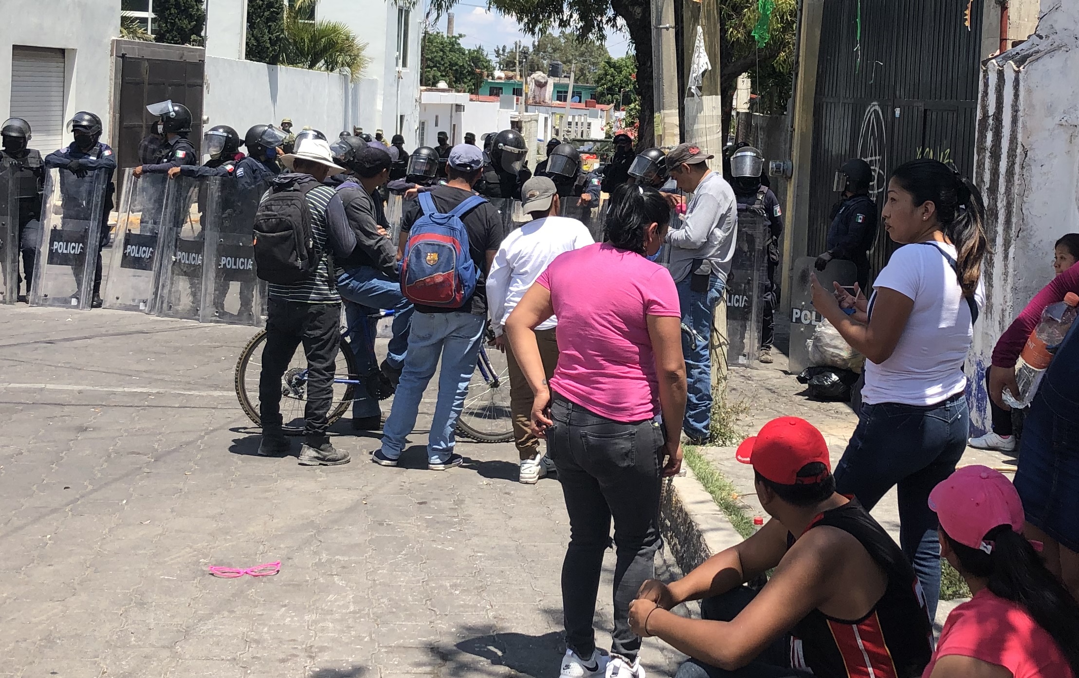 Protesta termina en enfrentamiento entre policías y trabajadores en Atlixco