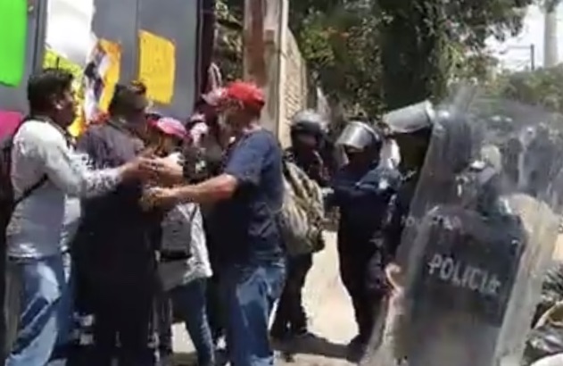 Protesta termina en enfrentamiento entre policías y trabajadores en Atlixco
