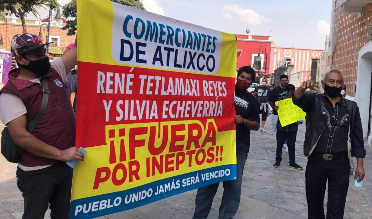 Marchan tianguistas en Atlixco ante prohibición de instalarse