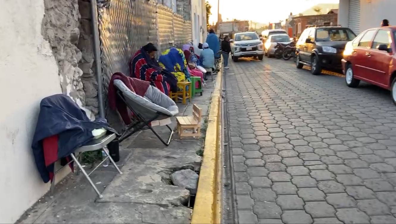 Comerciantes de Atlixco acampan para conseguir un lugar en la Villa Iluminada