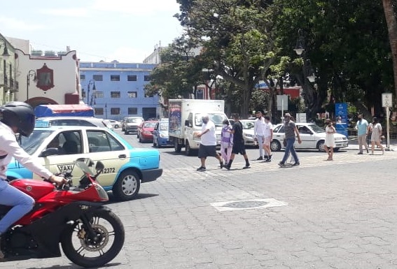 Pese a Semáforo Rojo, en Atlixco se pasean pobladores y turistas