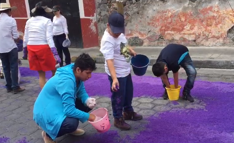 Preparan con aserrín de colores calles de Atlixco para procesión