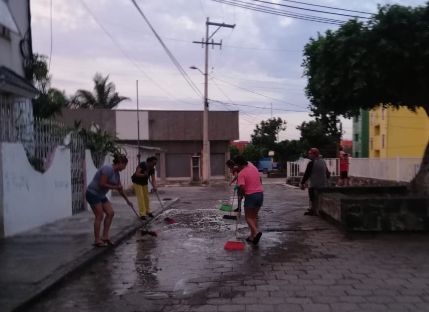 Se aplican vecinos de Infonavit y lavan edificios en Atlixco