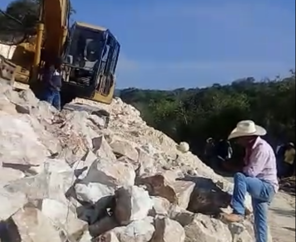 Pobladores detienen trabajos del Ayuntamiento en Atzitzihuacán