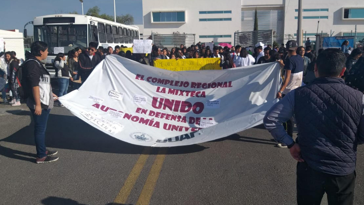 Marchan universitarios de Atlixco por asesinato de estudiantes