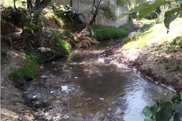 Por carecer de red de drenaje, Chiautzingo descarga aguas en río Acotzala