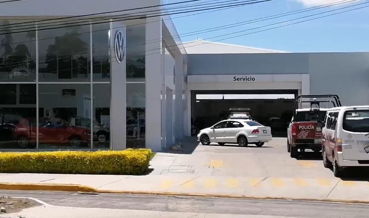 Roban medio millón de pesos de agencia de autos Volkswagen en Tehuacán 
