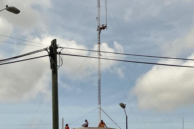 Hombre pasa más de 22 horas en antena de la CFE