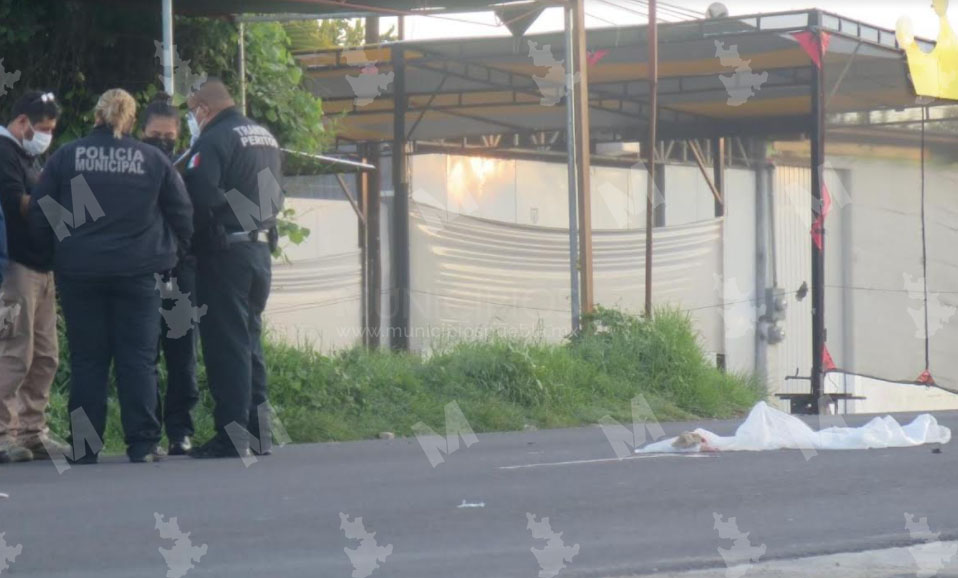 Auto embiste a hombre y lo arrastra varios metros en Puebla