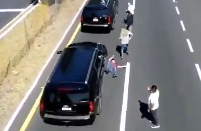VIDEO Convoy de AMLO atropella a un joven durante gira por Tlaxcala