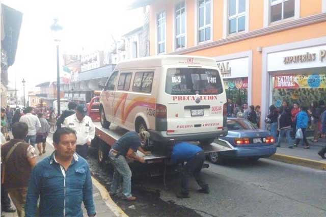 Anciana es atropellada por transporte público de Teziutlán