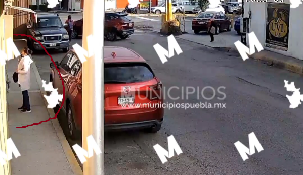 VIDEO Se persigna antes de morir atropellada en la capital poblana