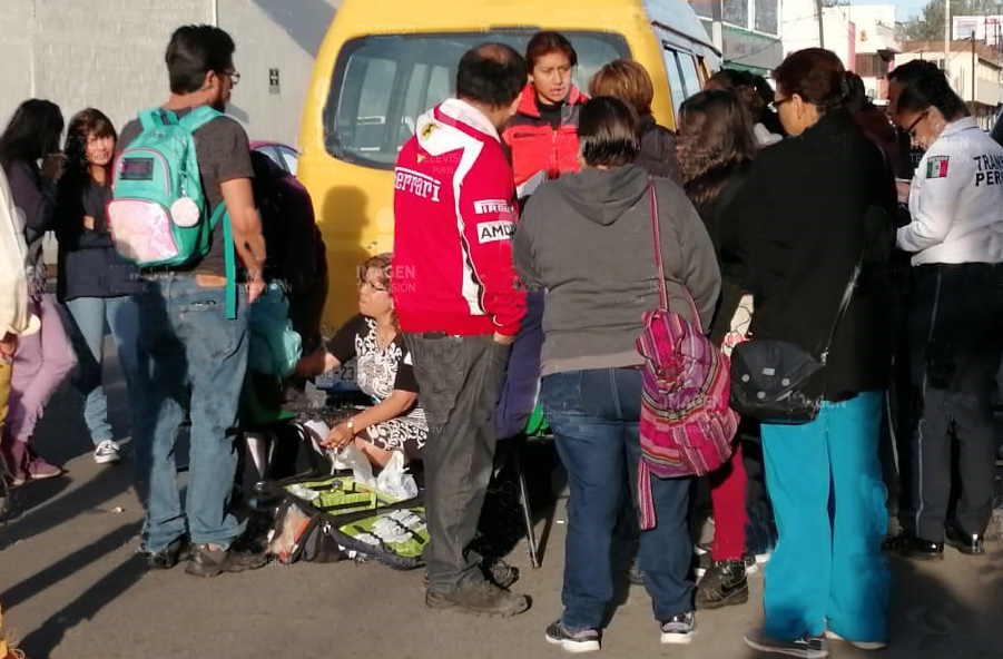 Transporte escolar atropella a niña y abuelita en Puebla capital