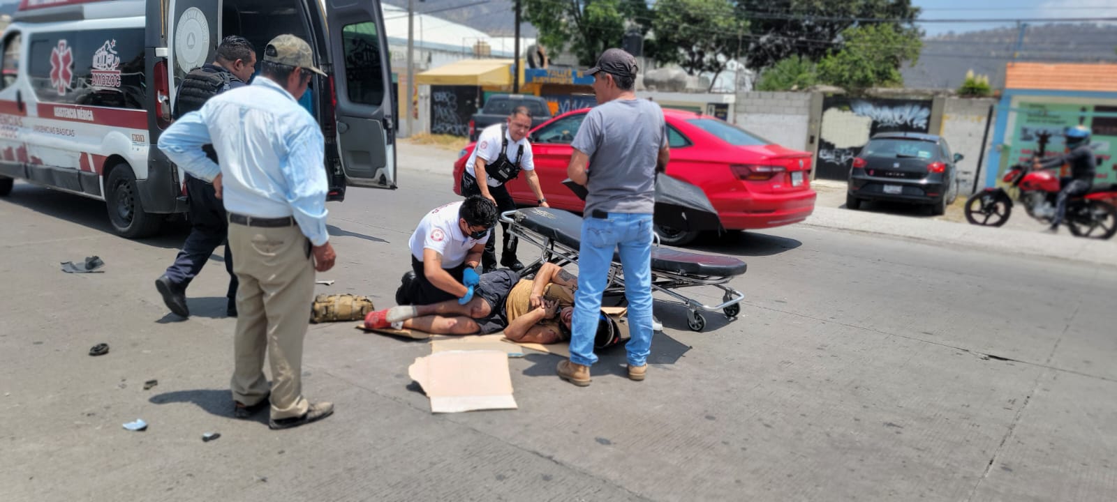 Atropellan a motociclista en Amozoc; lo llevan a hospital