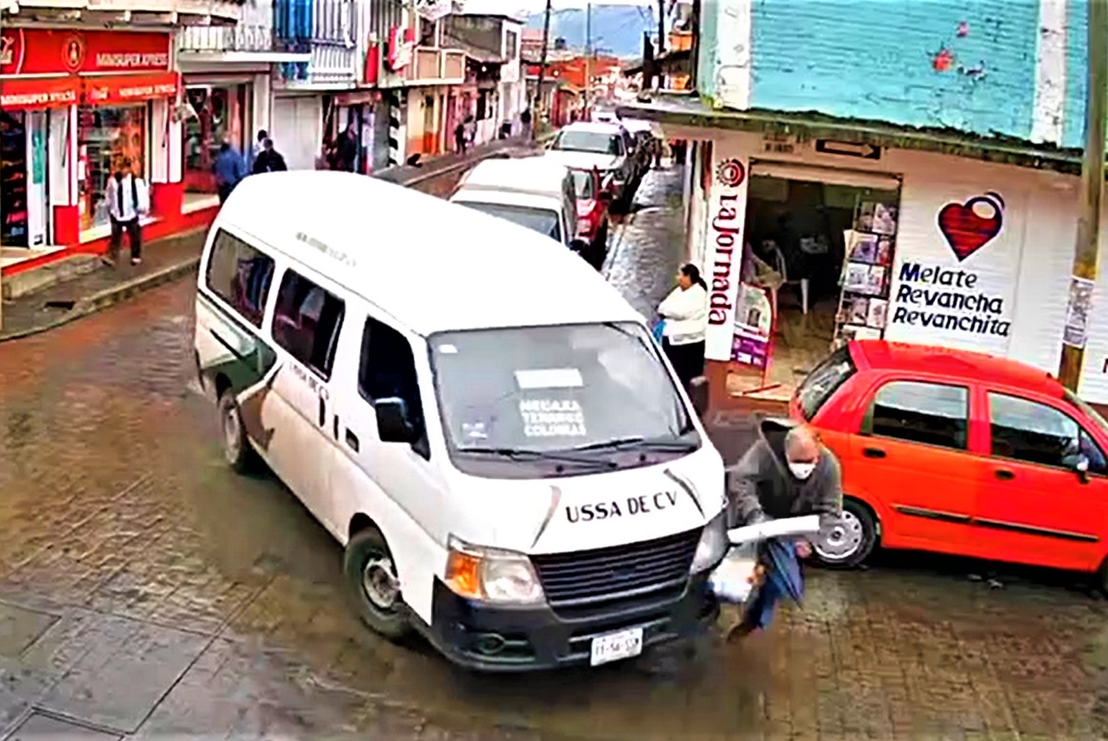 Combi del transporte público embiste a un hombre en Huauchinango