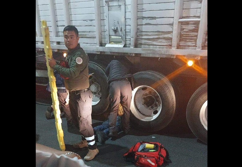 Ciclista es atropellado por tractocamión en Tecamachalco; chofer se fuga
