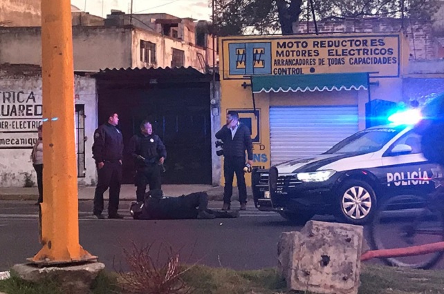 Lo atropellan para robarle la moto en San Matías, en la capital poblana