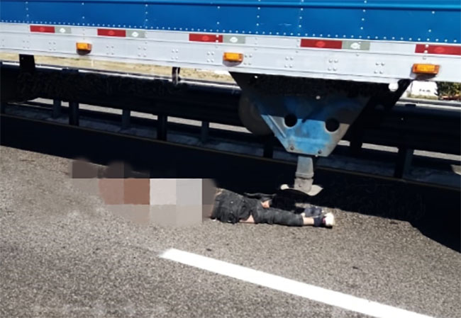 Tráiler destroza a joven que intentaba cruzar la Puebla-Orizaba