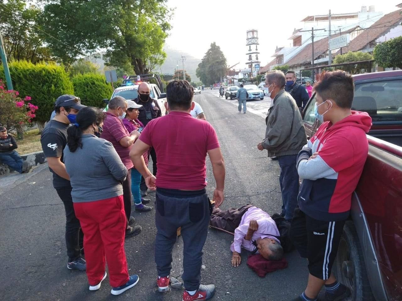 Auto embiste a abuelito y queda herido en calles de Metepec en Atlixco